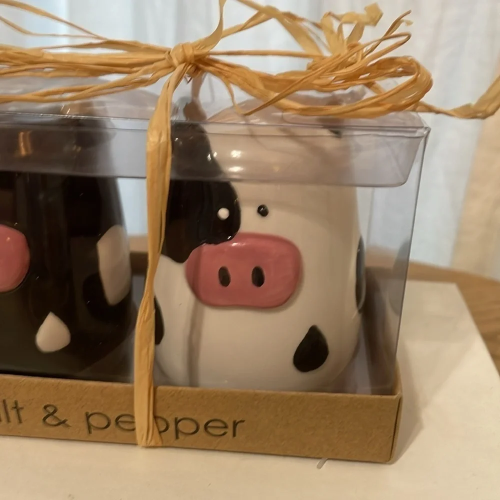 TAG Cow Salt and‎ Pepper Shakers Vintage VTG Black White Country Cottagecore